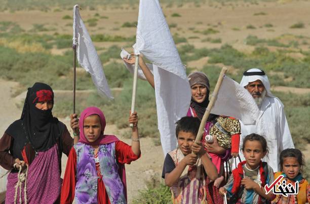 فرار یک خانواده از دست داعش با پرچم سفید+تصاویر