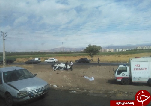 تصادف زنجیره ای خودرو ها / برخورد نیسان با باجه عوارضی