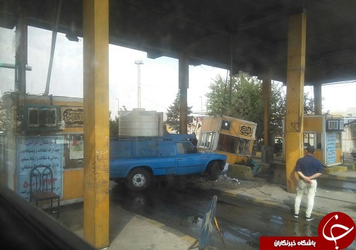 تصادف زنجیره ای خودرو ها / برخورد نیسان با باجه عوارضی