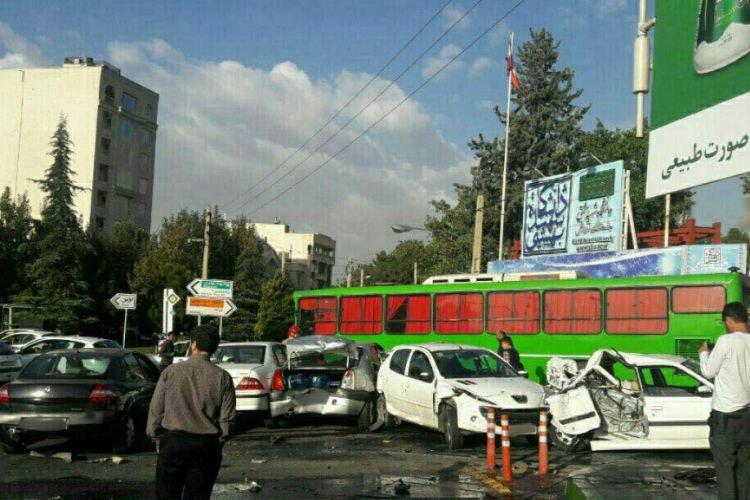 تصادف زنجیره‌ای ۹ خودرو با یک خاور و موتورسیکلت در ولنجک