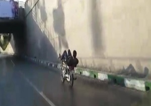 حرکت فوق خطرناک و عجیب موتور سوار! + فیلم