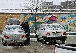 بارش اولین برف پاییزی مسافران را در نیر غافلگیر کرد