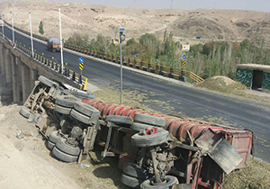 واژگونی تریلر یک کشته برجای گذاشت