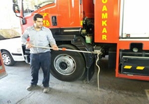 زنده گیری یک حلقه مار توسط نیروهای آتش نشان در پلدختر