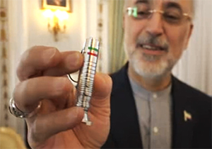 هدیه رئیس سازمان انرژی اتمی به حمید معصومی نژاد + فیلم