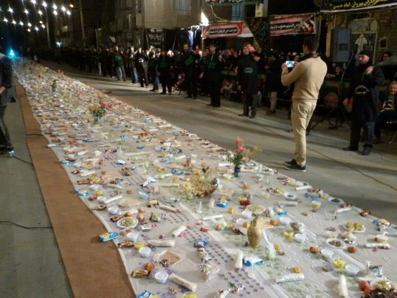 گسترده شدن سفره بزرگ حضرت رقیه (س) در ارومیه