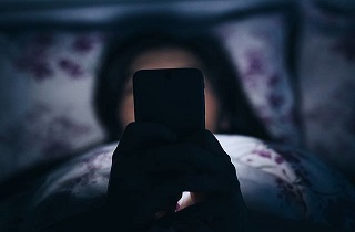 وقتی بازی بی وقفه با موبایل دختر جوان را کور کرد