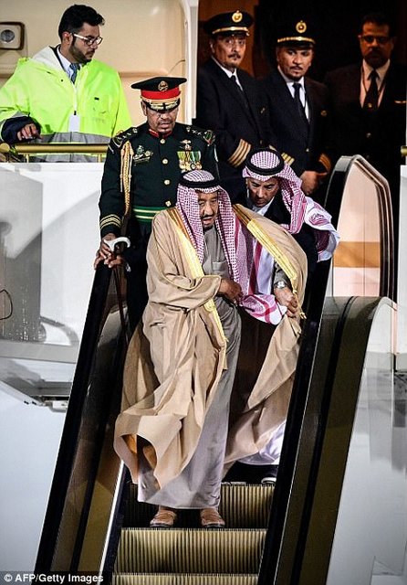 ریخت و پاش ملک سلمان در سفر به مسکو/ از پله برقی طلایی پادشاه تا 1500 همراه+تصاویر