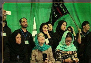 گردشگران خارجی برای اولین بار در یزد از امام حسین(ع) شنیدند/ بازدید یک هزار گردشگر از مراسم عزاداری