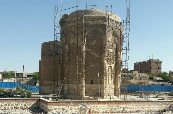 کلاهی که بر سر گنبد کبود مراغه رفت/ از تجاوز به حریم تا بارگذاری غیر اصولی!