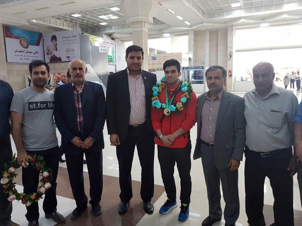 استقبال مدیرکل ورزش و جوانان از قهرمان مسابقات وشوو جهان