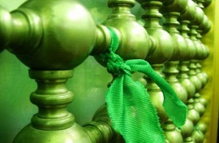 دخیل بستن به ضریح ائمه (ع) چه حکمی دارد؟