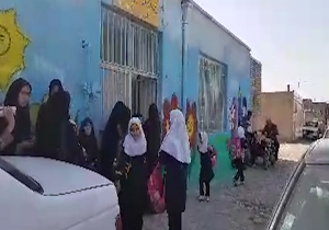 سرگردانی دانش‌آموزان از نبود معلم در روستای "شهر کهنه" + فیلم