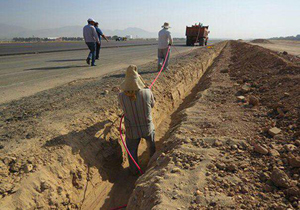 آغاز نصب مرحله آخر طرح روشنایی باند فرودگاه خرم آباد