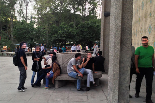 جوانانی که مقابل چشم هزاران نفر زندگی را دود می کنند