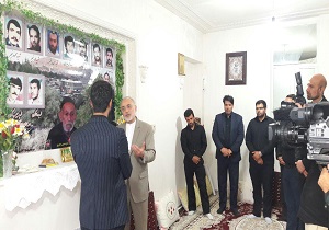 رئیس سازمان انرژی اتمی با خانواده شهیدان جابری دیدار کرد