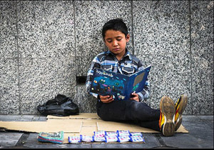 توزیع بسته های آموزشی مهرانه بین کودکان کار و خیابانی هرمزگان