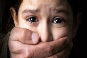 نجات دختر 8 ساله از دام پسر شیطان صفت توسط خانم معلم +عکس