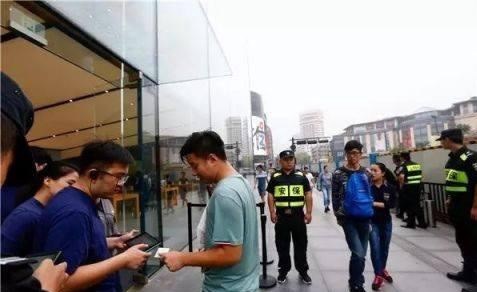 اپل در نخستین روز عرضه آیفون۸ شرمنده شد + تصاویر اپل در نخستین روز عرضه آیفون۸ شرمنده شد + تصاویر