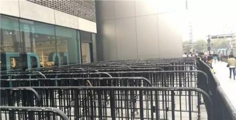 اپل در نخستین روز عرضه آیفون۸ شرمنده شد + تصاویر اپل در نخستین روز عرضه آیفون۸ شرمنده شد + تصاویر
