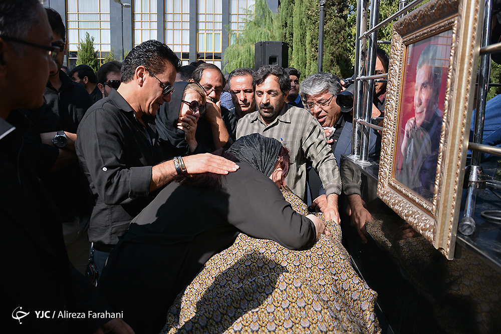 پیکر نادر گلچین در قطعه هنرمندان آرام گرفت/ خداحافظی اهالی موسیقی با خواننده پیشکسوت
