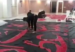 آماده سازی بزرگترین پرچم عزاداری ابا عبدالله در تهرانسر + فیلم