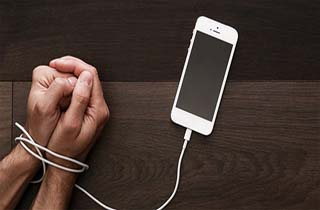 هوا را از من بگیر، موبایلم را نه!
