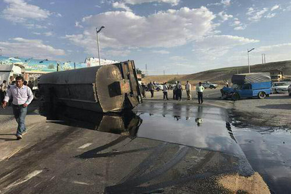 واژگونی تریلر حامل نفت کوره در جاده پلدختر-خرم آباد