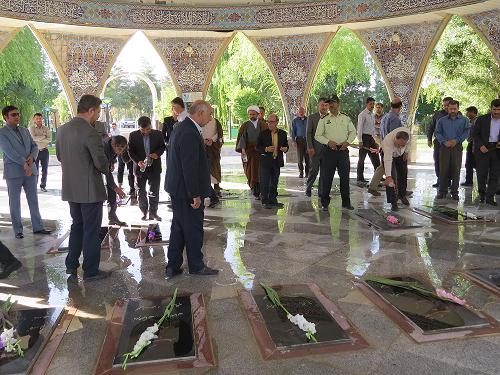 غبار روبی و عطرافشانی مزار شهدا در ایلام
