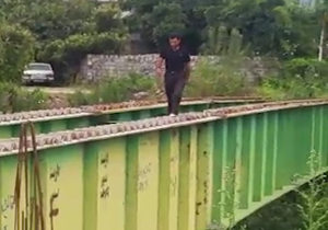 نیمه‌کاره رها شدن پل در روستای «پسنده‌علیا» + فیلم