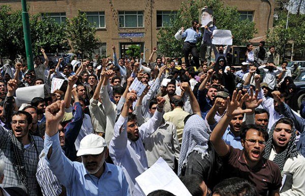 برگزاری تجمعات دانشجویی در اعتراض به یاوه&zwnj;گویی&zwnj;های ترامپ در مقابل مساجد دانشگاه&zwnj;های کشور