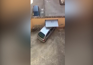 اقدام عجیب یک راننده برای خروج از پارکینگ منزل + فیلم