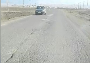 نگاهی وضعیت نامناسب جاده روستای «محمودآباد ولکیج» + فیلم