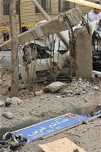 متواری شدن راننده پس از برخورد با تیر چراغ برق