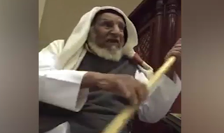 اقدام پیرمرد عرب در غیاب امام جماعت مسجد+فیلم