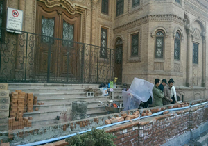 تهیه گزارش میدانی از تخلف مجلس در میدان بهارستان/جلوگیری از آسیب زدن به میراث تاریخی پایتخت