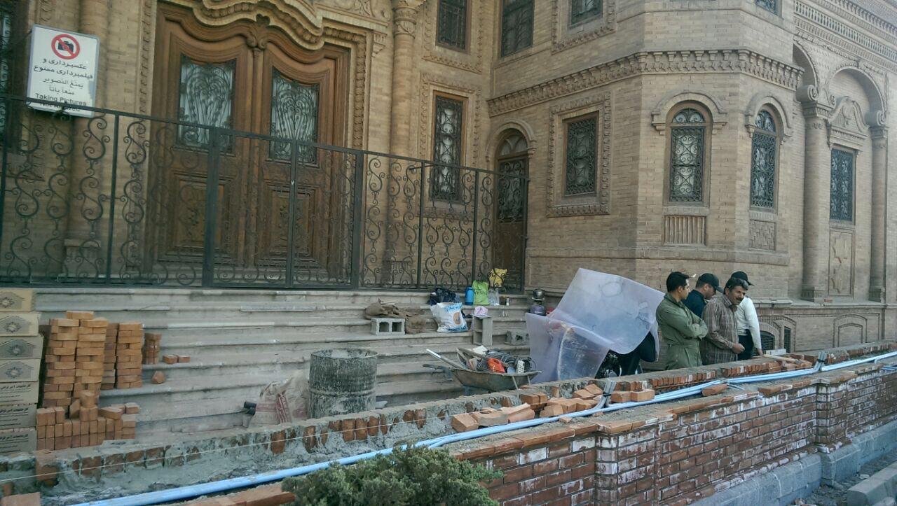 دیوار بی قانونی مقابل مجلس بالا رفت؟!
