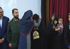 مدال غزل بر گردن مادر شهید حججی درخشید
