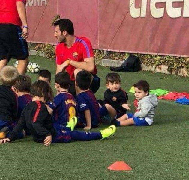 مسی در آکادمی پایه بارسلونا پا به توپ شد