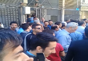 تجمع رانندگان اسنپ مقابل ساختمان این شرکت + فیلم