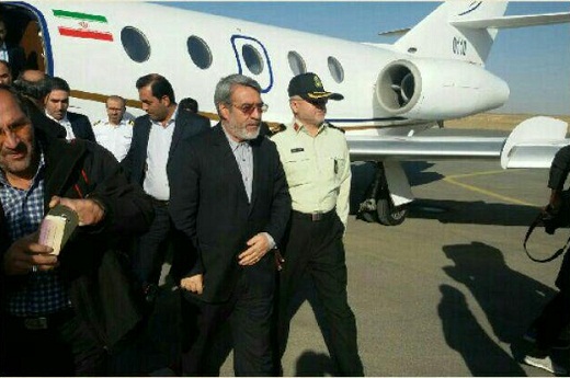 وزیر کشور وارد فرودگاه اراک شد + عکس