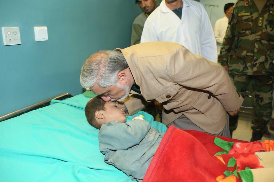 گزارش تصویری: عیادت &laquo;عبدالله&raquo; از مجروحین حمله انتحاری پکتیا