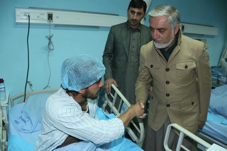 گزارش تصویری: عیادت &laquo;عبدالله&raquo; از مجروحین حمله انتحاری پکتیا