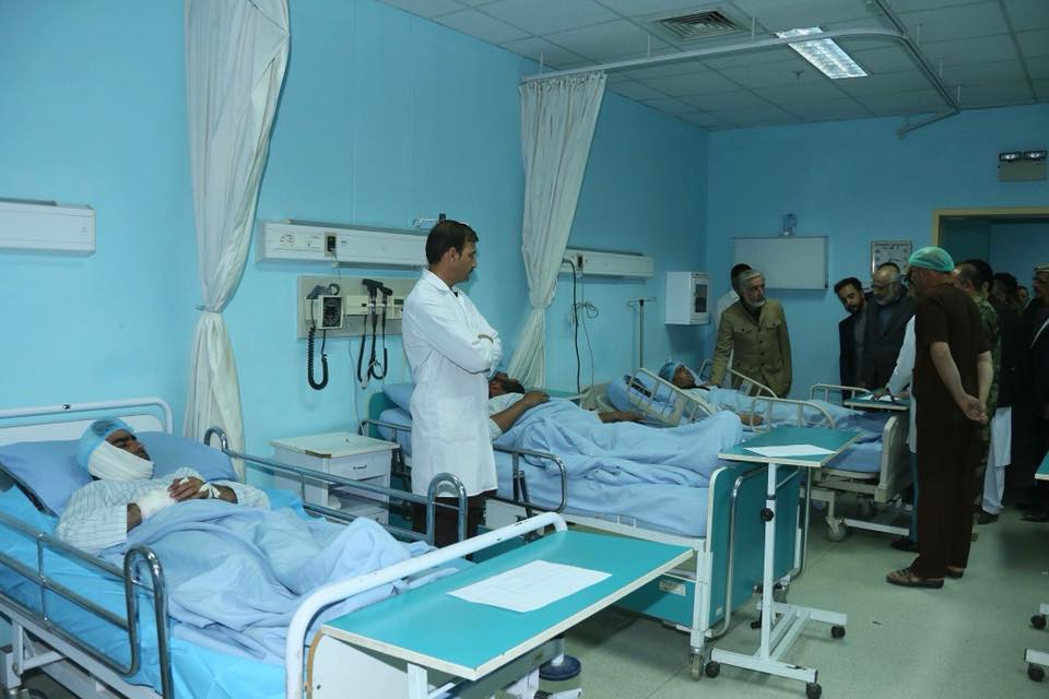 گزارش تصویری: عیادت &laquo;عبدالله&raquo; از مجروحین حمله انتحاری پکتیا