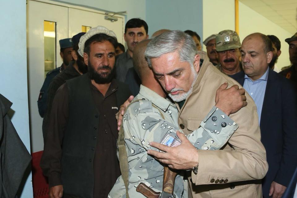 گزارش تصویری: عیادت &laquo;عبدالله&raquo; از مجروحین حمله انتحاری پکتیا