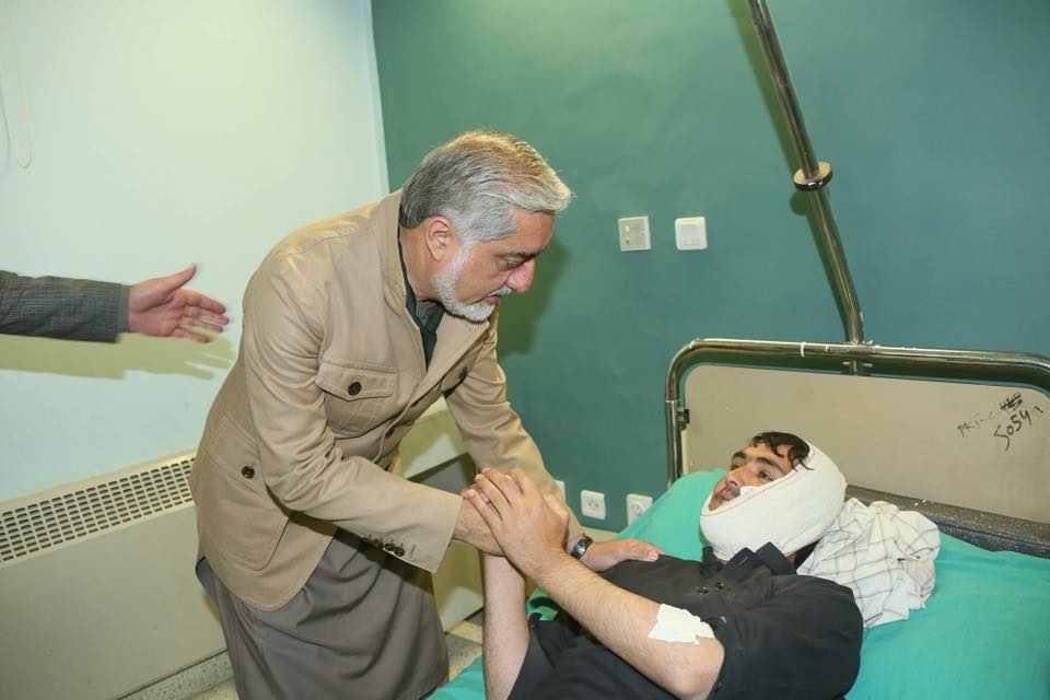 گزارش تصویری: عیادت &laquo;عبدالله&raquo; از مجروحین حمله انتحاری پکتیا