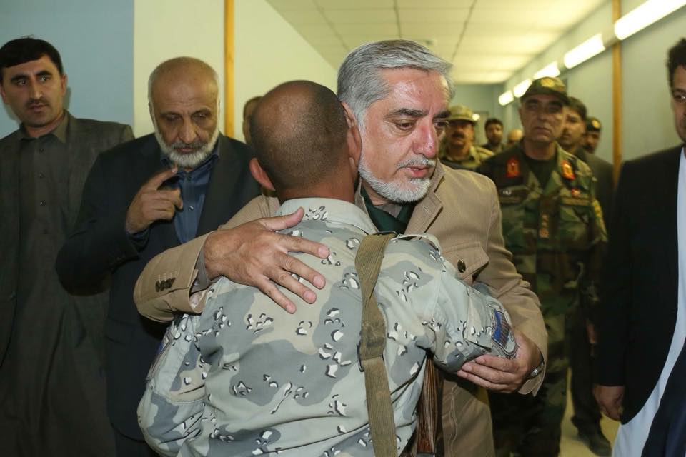 گزارش تصویری: عیادت &laquo;عبدالله&raquo; از مجروحین حمله انتحاری پکتیا