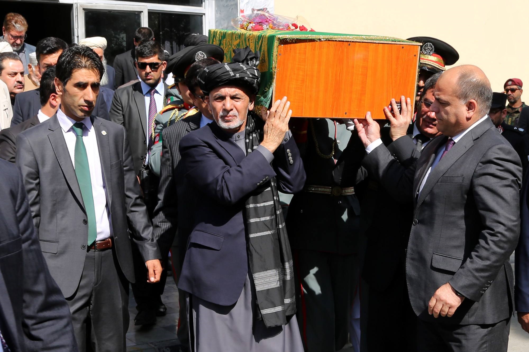 گزارش تصویری: حضور &laquo;اشرف غنی&raquo; و مقامات عالیرتبه افغانستان در تشییع جنازه فرمانده پلیس پکتیا