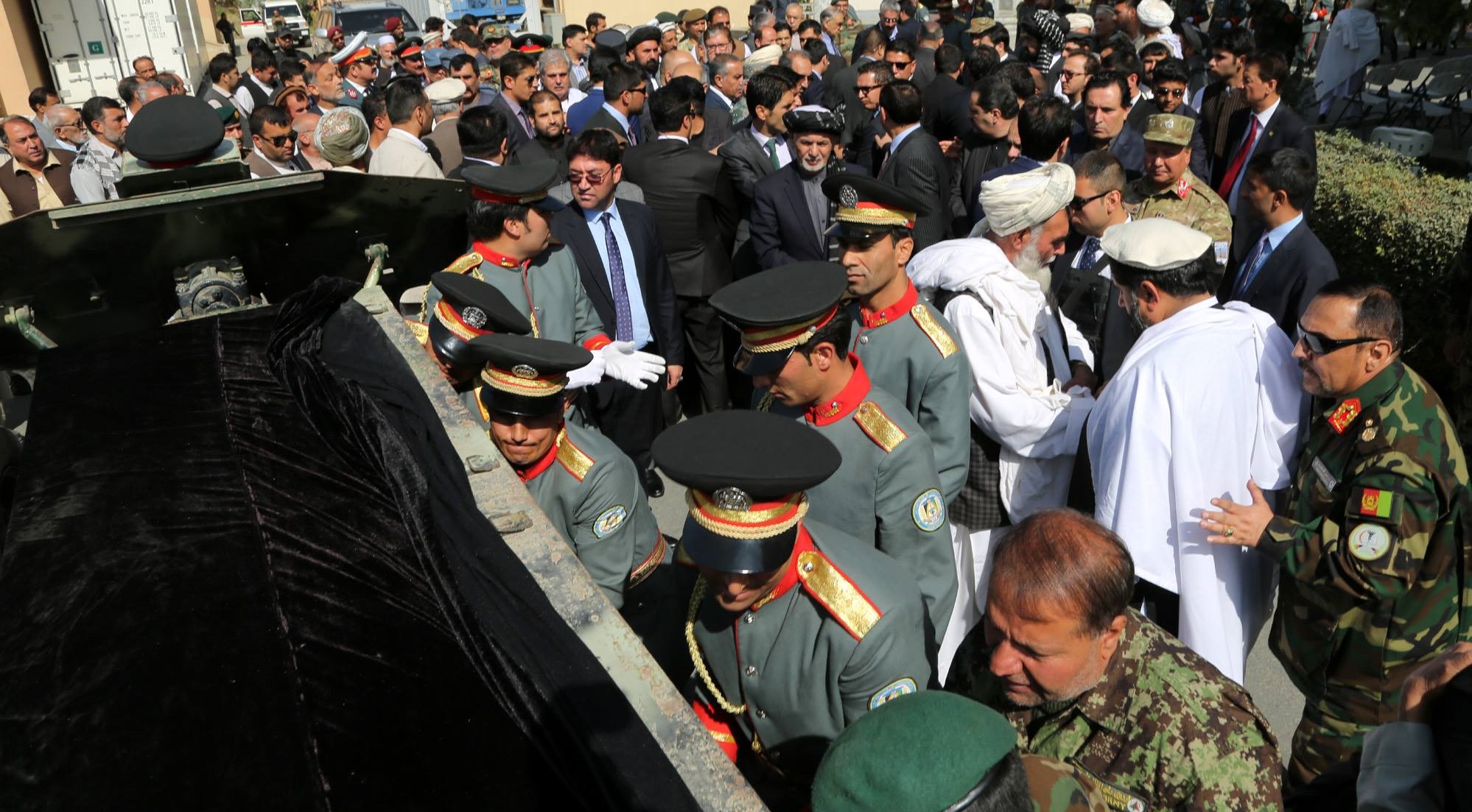گزارش تصویری: حضور &laquo;اشرف غنی&raquo; و مقامات عالیرتبه افغانستان در تشییع جنازه فرمانده پلیس پکتیا