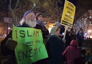آزار و اذیت مردان انگلیسی با فضله حیوانات به دلیل شباهتشان به مسلمانان!
